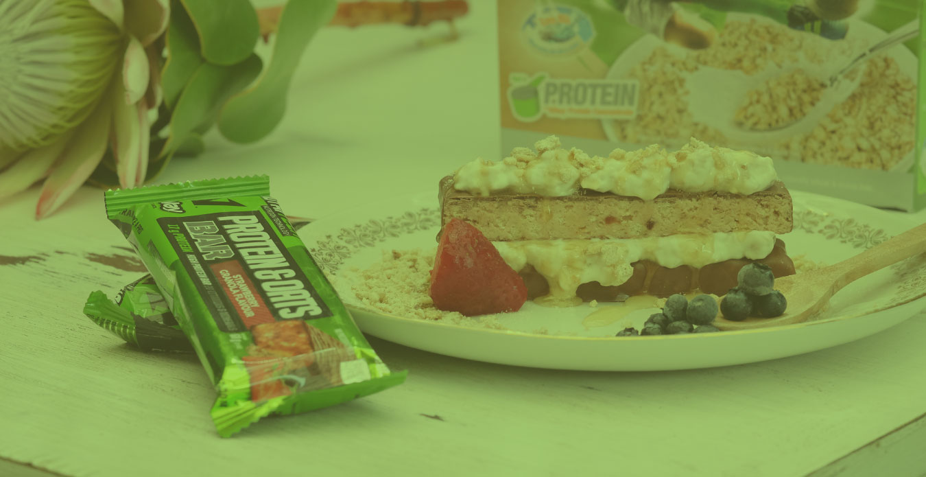PROTEIN & OATS STRAWBERRY - Strawberry Cheesecake on plate